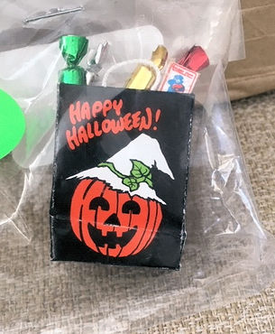 Miniature Halloween Shopping Bag with Accessories 2 - Click Image to Close